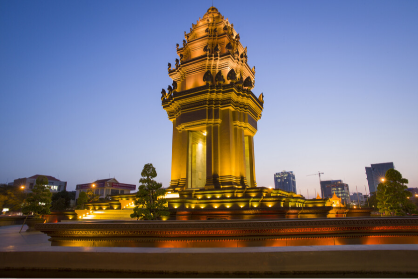 Independence Monument at night